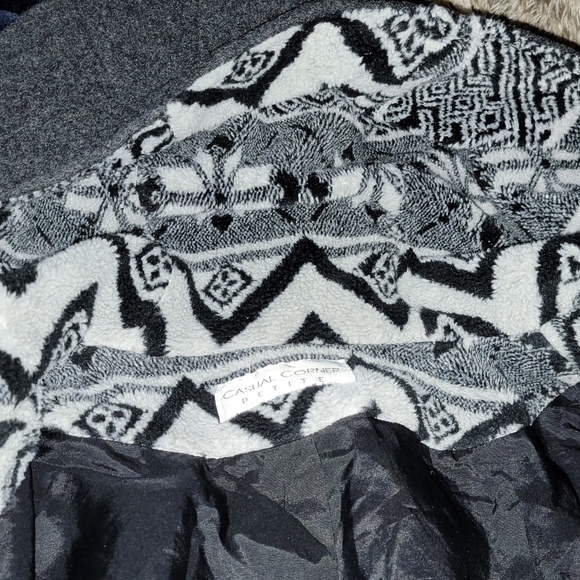 Sinched waist. Oversized hood. - Picture 12 of 14